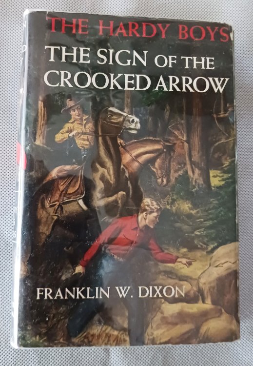 The Sign of the Crooked Arrow (A Hardy Boys Mystery Story)
