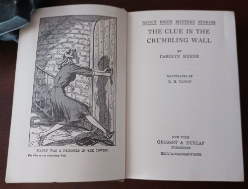 The Clue in the Crumbling Wall (Nancy Drew Mystery Stories)