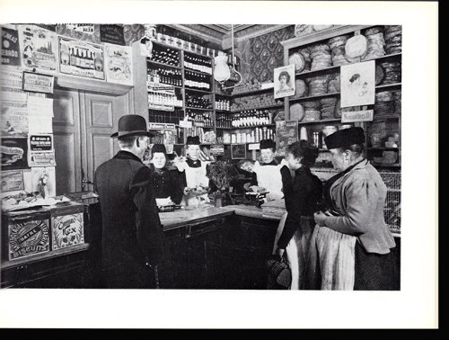 Stockholm da . ett urval bilder ur privata familjealbum berattar om en period av en gammal stads historia