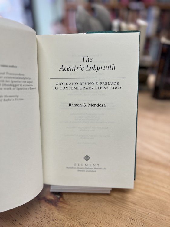 The Acentric Labyrinth: Giorano Bruno's Prelude to Contemporary Cosmology