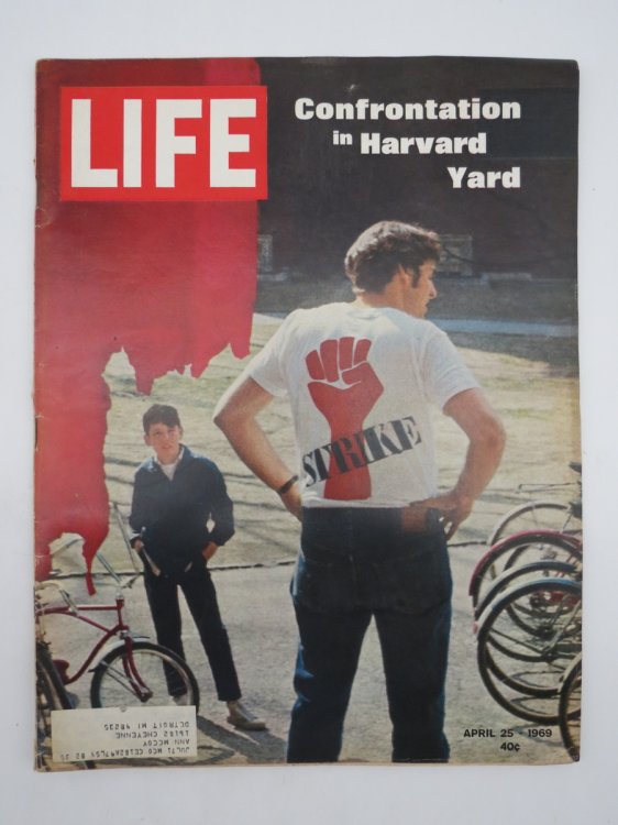 LIFE MAGAZINE APRIL 25, 1969 (CONFRONTATION IN HARVARD YARD)