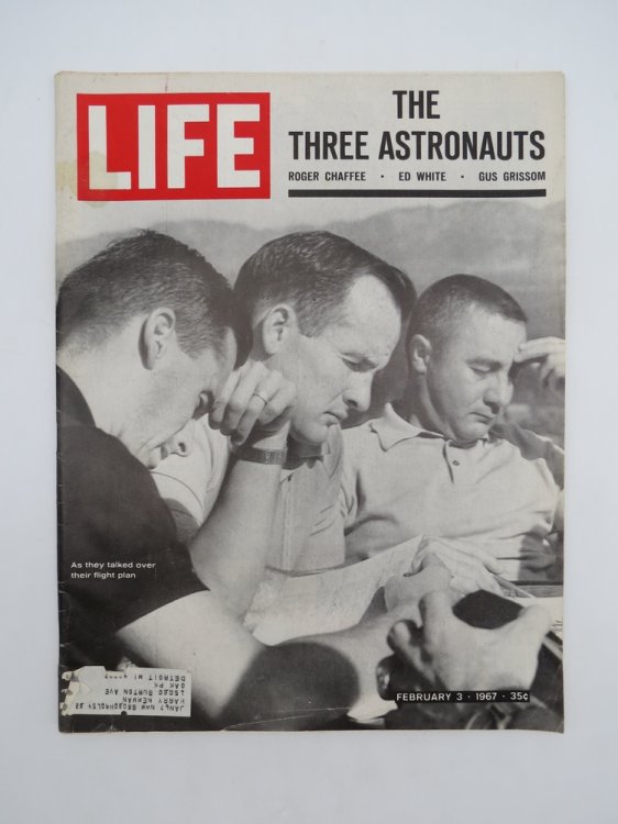 LIFE MAGAZINE - FEBRUARY 3, 1967 (THE THREE ATRONAUTS CHAFFEE, WHITE & GRISSOM)