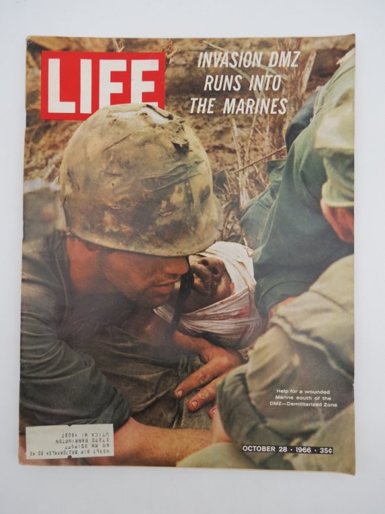 LIFE MAGAZINE - OCTOBER 28, 1966 (INVASION DMZ RUNS INTO THE MARINES)