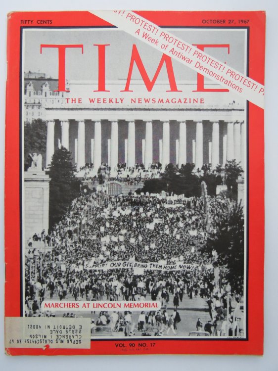TIME MAGAZINE OCTOBER 27, 1967 (ANTIWAR DEMONSTRATIONS, MARCHERS AT LINCOLN MEMORIAL)
