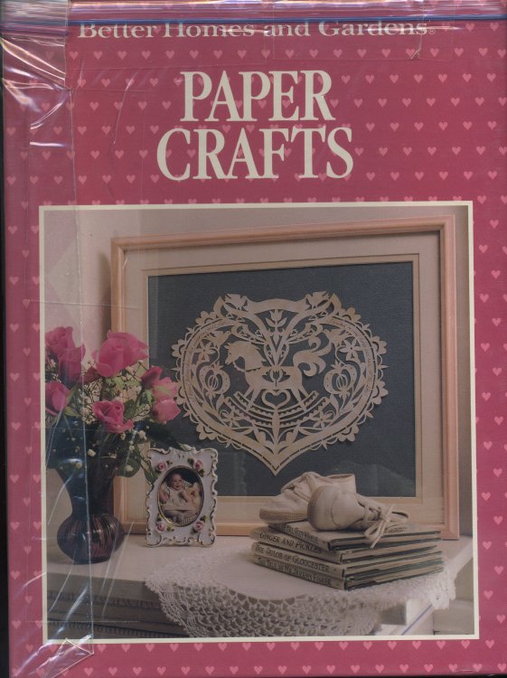 BETTER HOMES AND GARDENS PAPER CRAFTS.