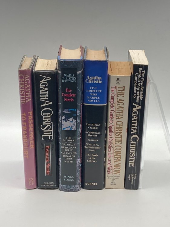 6 Volume Agatha Christie Bundle 2 Companion Books (Paperbacks) and 4 Novel Compilations (Hardcovers)
