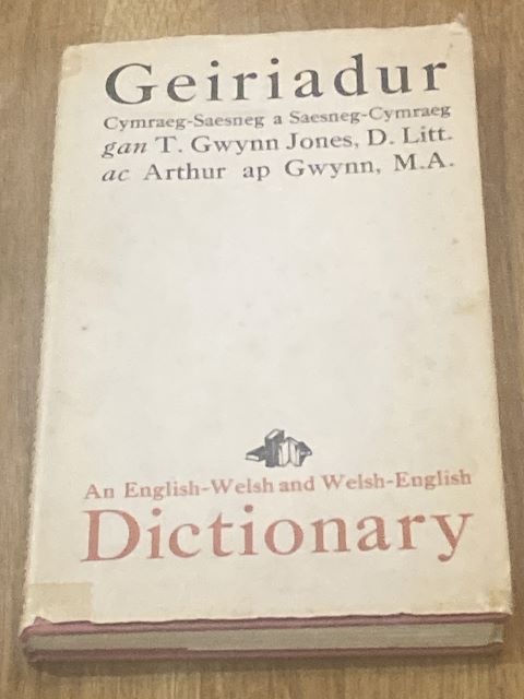 Geiriadur. Cymraeg-Saesneg a Saesneg-Cymraeg. An English-Welsh and Welsh-English Dictionary.
