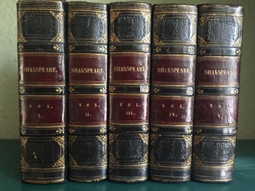The Plays and Poems of Shakspeare: With Historical Notices, Glossarial Notes, etc. Magnet Edition [Shakespeare]. In five volumes