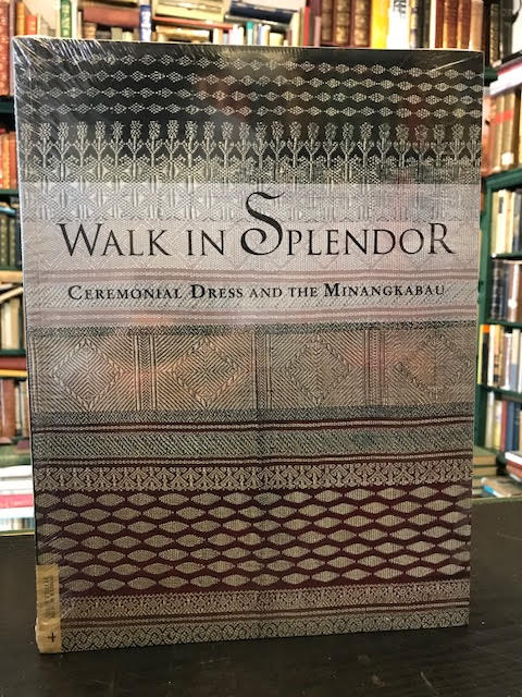 Walk in Splendor : Ceremonial Dress and the Minangkabau (UCLA Fowler Museum of Cultural History Textile Ser., No. 4)