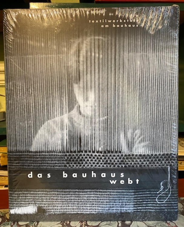 Das Bauhaus webt.: Die Textilwerkstatt am Bauhaus. [Translates as The Bauhaus Weaves: The Textile Workshop at the Bauhaus ]