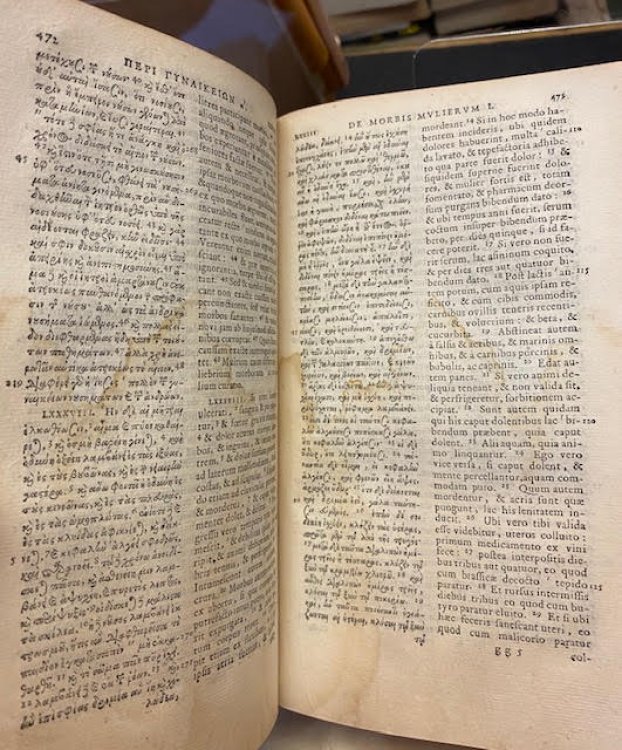 Magni Hippocratis Coi opera omnia, Graece et Latine (in two volumes) (Hippocratis Opera Omnia)