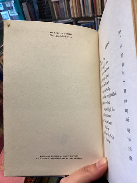 Worrals Investigates: A further adventure in the career of Joan Worralson and her friend 'Frecks' Lovell, one time of the W.A.A.F.