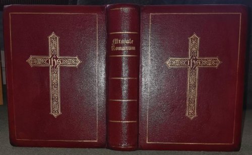 Missale Romanum er decreto sacrosancti Concilii Tridentini restitutum, S. Pii V Pontificis Maximi jussu editum, aliorum Pontificum cura recognitum, a Pio X reformatum, et Ssmi D. N. Benedicti XV auctoritate vulgatum.