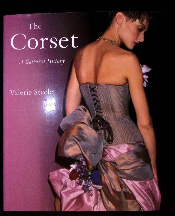 The Corset. A Cultural Hstory.