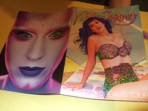 Katy Perry: California Dreams Tour Programme Guide ( Program / Concert Tour Book / Stickers (including mask) and Postcards are all intact )