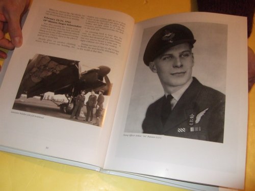 Portraits of Valour: The Art of Murray Saint, World War ii Veterans, Their Pictures and Stories (includes HMCS Bayfield, Collingwood, Regina, Wetaskiwin, Flower / Castle Class Corvettes, River / Town Class Destroyers, Minotaur Class Light Cruiser, etc)