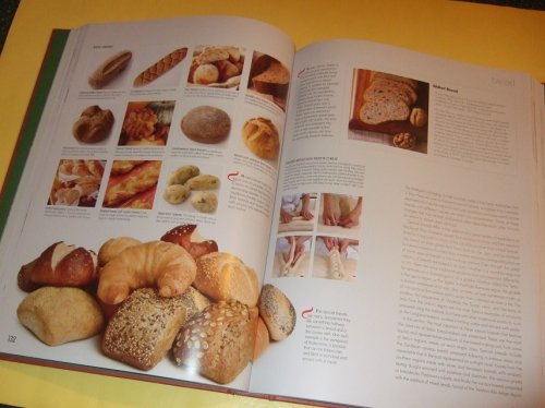 GUSTO: The Very Best of Italian Food & Cuisine (A fun & informative journey through Italian cuisine with 4000 stunning photographs & more than 140 recipes )( Cookbook / Cook Book / Cooking )