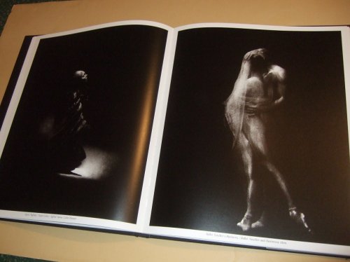 Luces y Sombras de Buenos Aires / Lights & Shadows of Buenos Aires - Aldo Sessa ( SIGNED ) ( Fotografias / B&W - Black and White Photographs )( Photographer )( Argentina )( Spanish and English Text )