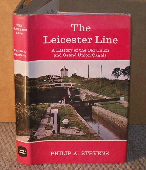 The Leicester Line. A History of the Old Union and Grand Union Canals. With 17 plates and 6 text illustrations including maps.