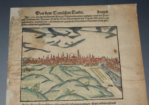 EARLY View Constraschtung der Statt Herzogen Bosch. S-HERTOGENBOSCH Handgekleurde houtsnede van de stad, met aan verso een stadsgezicht op Mechelen. Hand-colored woodcut of the city, with a cityscape of Mechelen on the reverse.