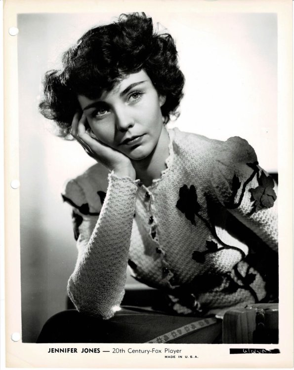A VINTAGE BLACK & WHITE PUBLICITY PHOTOGRAPH of the Hollywood Movie Star JENNIFER JONES, one of the youngest actresses to win an Academy Award.