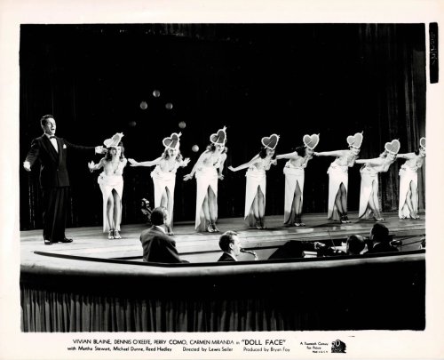 A VINTAGE PUBLICITY PHOTOGRAPH of crooner PERRY COMO performing 