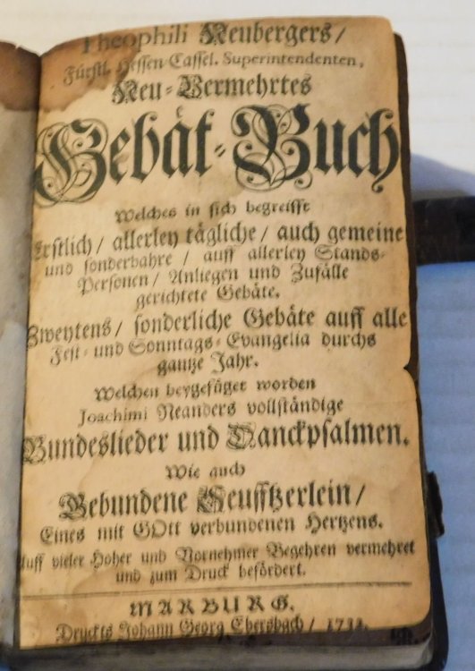 THEOPHILI NEUBERGERS NEU VERMEHRTES GEBAT-BUCH. Welches in sich begreisst Erstlich / allerlen tagliche / auch gemeine und sonderbahre / auff allerlen Stands Personen / Anliegen und Zufasse gerichtete Gebate. Zwentens / sonderliche Gebate auff alle Fest - und Sonntags Evangelia durchs gantze jahr. (2