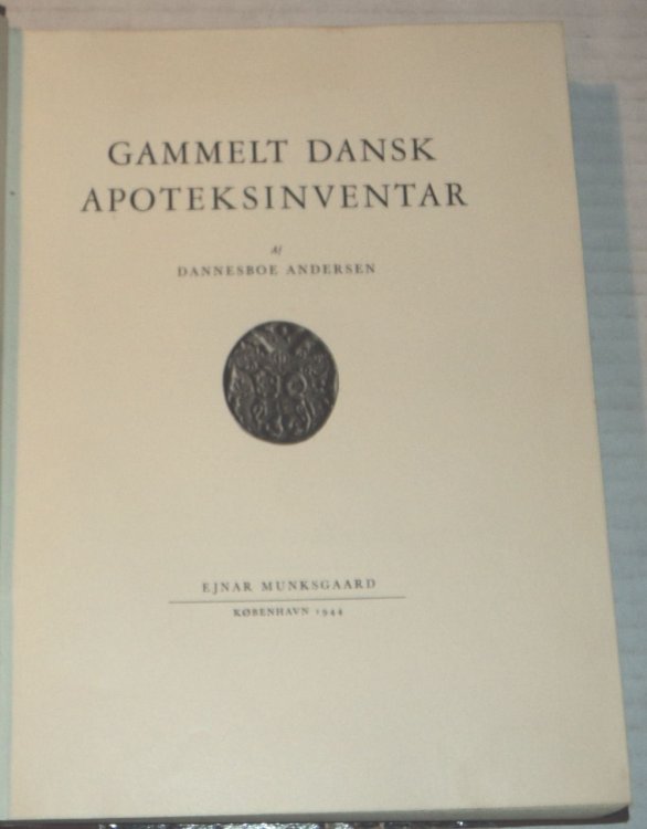 GAMMELT DANSK APOTEKSINVENTAR.