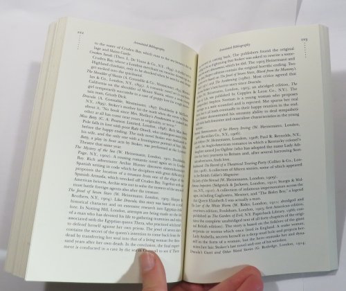 In Search of Dracula : The History of Dracula and Vampires