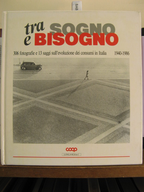 Tra Sogno e Bisogno: 306 Fotografie e 13 Saggi sull'Evoluzione dei Consumi in Italia
