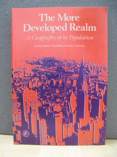The More Developed Realm: A Geography of Its Population (Pergamon Oxford Geography Series)