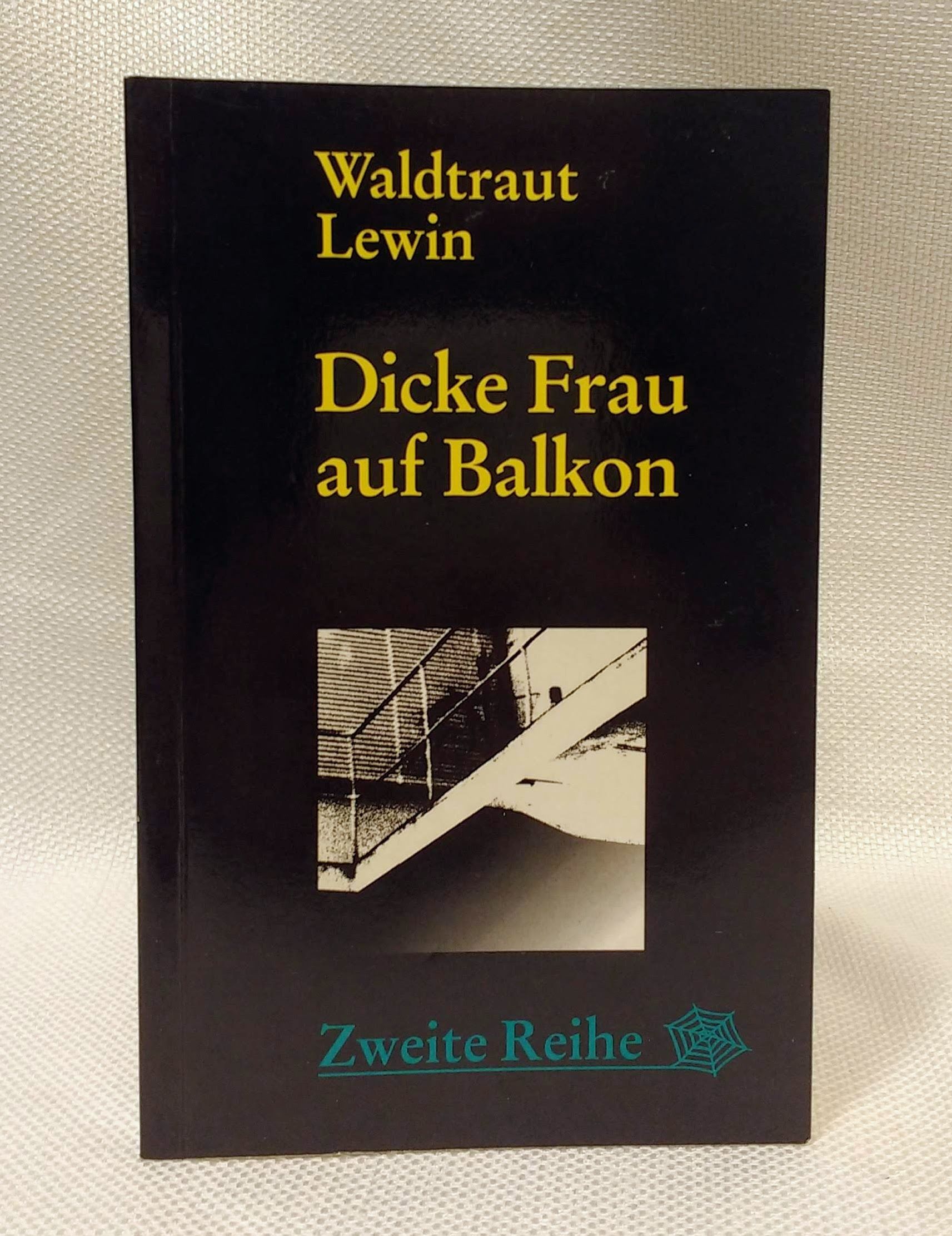 Dicke Frau auf Balkon
