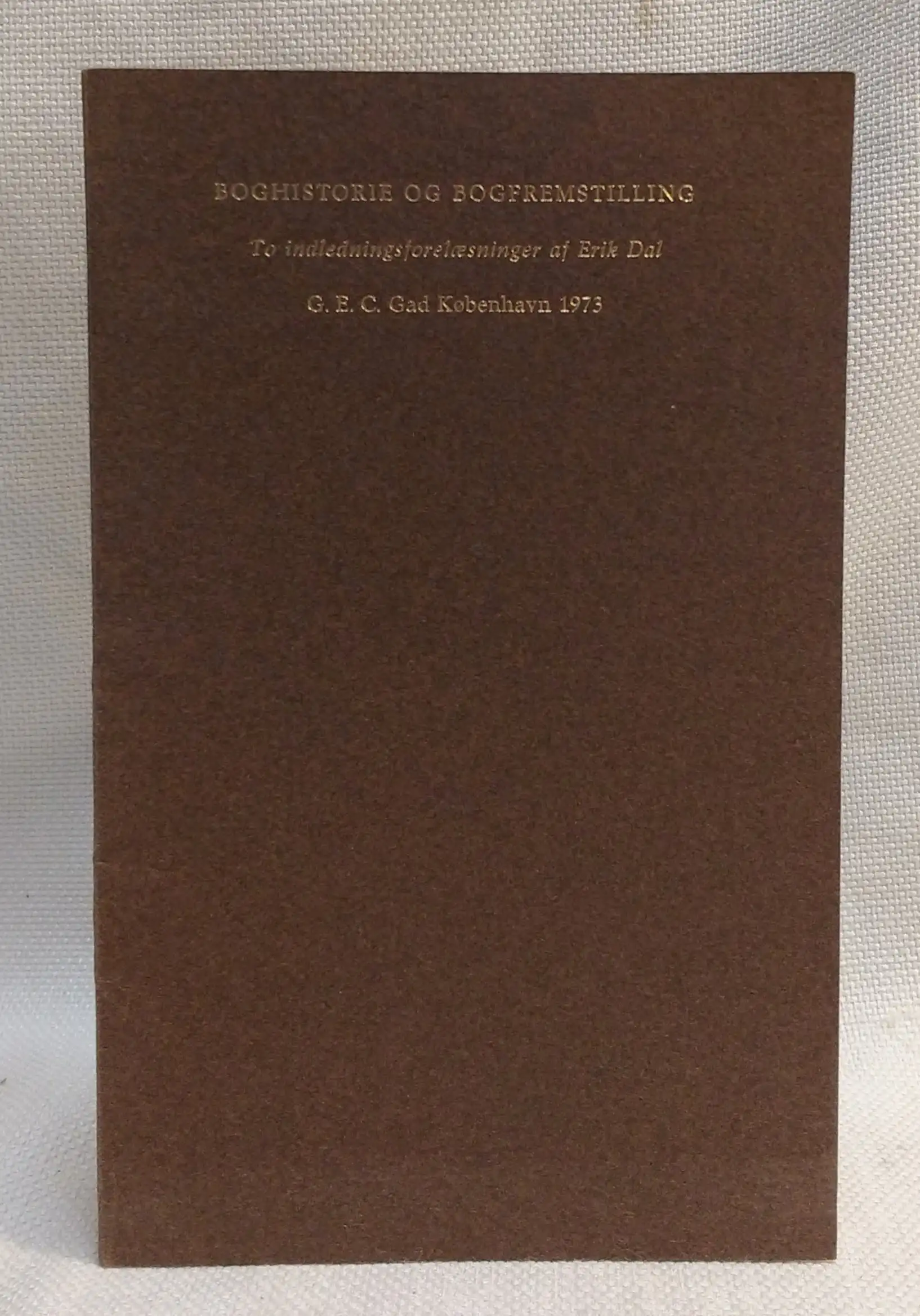 Boghistorie og Bogfremstilling To indlednings foreloesninger af Erik Dal [Book history and bookmaking Two introductory lectures by Erik Dal]