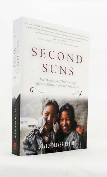 Second Suns. Two Doctors and Their Amazing Quest to Restore Sight and Save Lives