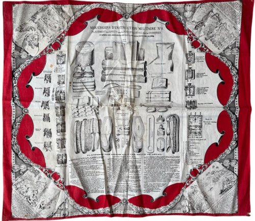 Mouchoirs d’Instruction Militaire No. 8. Placement des Effets pour les Revues de Détail dans les Chambres. D’après les Dernière Instructions Ministèrielles de 1884.