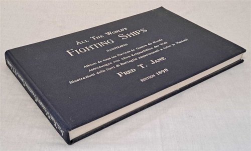 All the World's Fighting Ships; Album de Tous Les Navires de Guerre du Monde; Abbildungen Von Allen Kriegsschiffen Der Welt; Illustrazioni Delle Navi Di Battaglia Appartenenti a Tuute Le Nazione