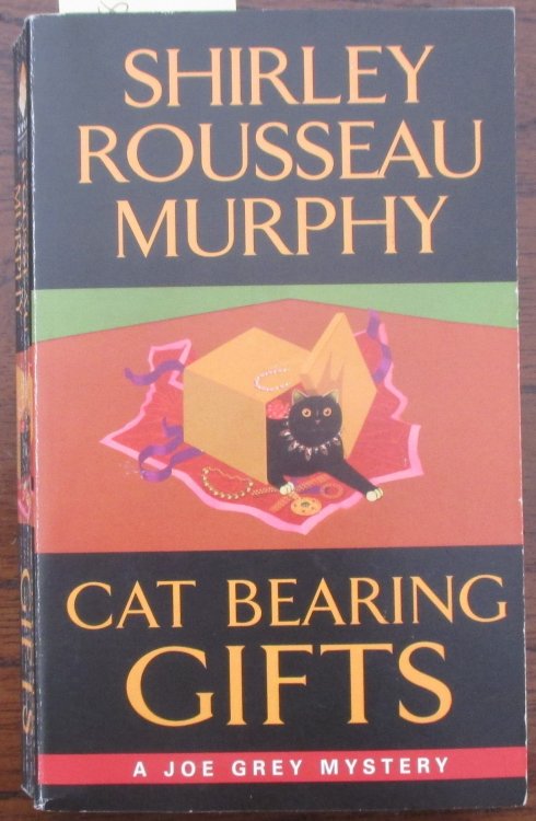 Cat Bearing Gifts: A Joe Grey Mystery