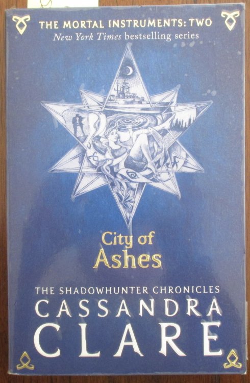 City of Ashes: The Mortal Instruments (#2)