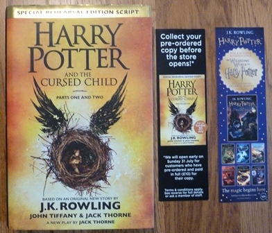 Harry Potter and the Cursed Child - Parts I & II (Special Rehearsal Edition): The Official Script Book of the Original West End Production including 2 Harry Potter Bookmarks
