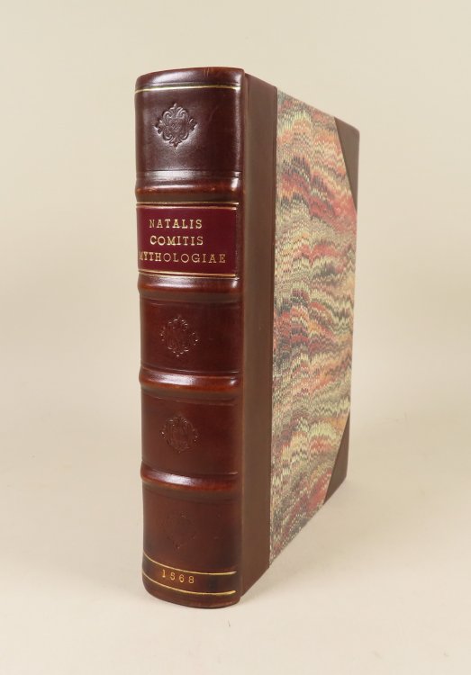 Mythologiae, Sive Explicationum Fabularum libri decem. In Quibus omnia prope Naturalis & Moralis philosophie dogmata sub anti-quorum sabulius contenta suisse Demonstratur. Cum locupletissimis indicibus. opus non tantum humanarum.