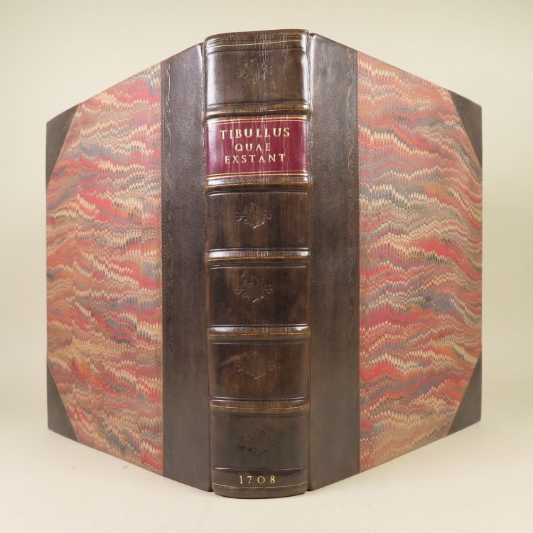 Albii Tibulli Equitis Rom. Quae Exstant, Ad fidem Veterum Membranarum fedulo castigata. Accedunt Notae, cum Variar Lectionum Libello, & terni Indices; quorum primus Omnus Voces Tibullianas complectitur.