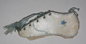 [Faux Book] Shoe-Shaped Needle Book