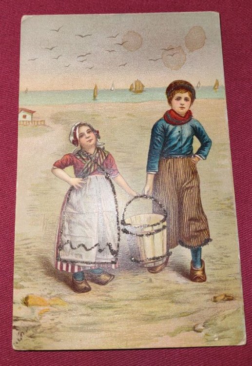 Two Dutch Children with Bucket on Beach - UDB colour lithograph Postcard