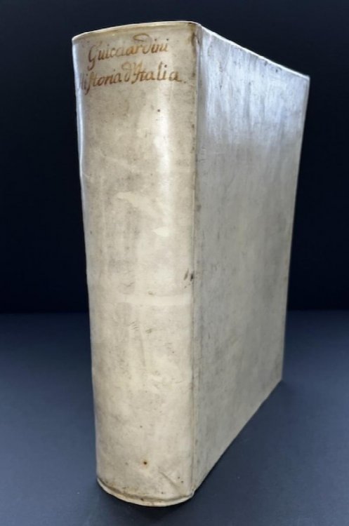 La Historia d'Italia Di M. Francesco Guicciardini gentil'huomo Fiorentino : con le postille in margine delle cose notabili: insieme gli quattro ultimi libri lasciati indietro, con la tauola per ordine d'alfabeto, e la vita dell'autore: di nuouo riueduta et corretta per Francesco Sansouino. Aggiunteu