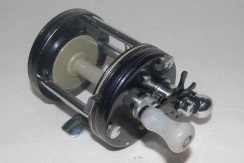 ABU AMBASSADEUR 6000. Bait Caster. Rare Black; 4 Screw; No Serial No; Solid grey spool; Black star wheel; Crank handle with cut-out; Grooved rims; No Case or papers. SOLD