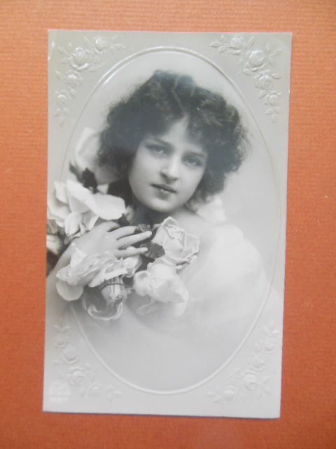 Real Photo Postcard Pretty Girl Clutching Roses Postales Antiguas