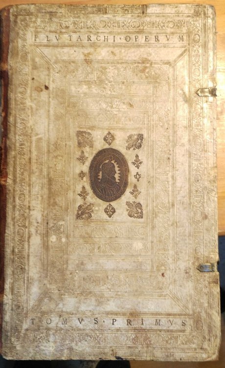 Plutarch Chronensis qu extant omnia, cum Latina interpretatione Hermanni Cruserii: Gulielmi Xylandri, et Doctorum Virorum Notis, et Libellis Variantium Lectionum ex Mss. Codd. diligenter collectarum. et Indicibus Accuratis. [Vol I].