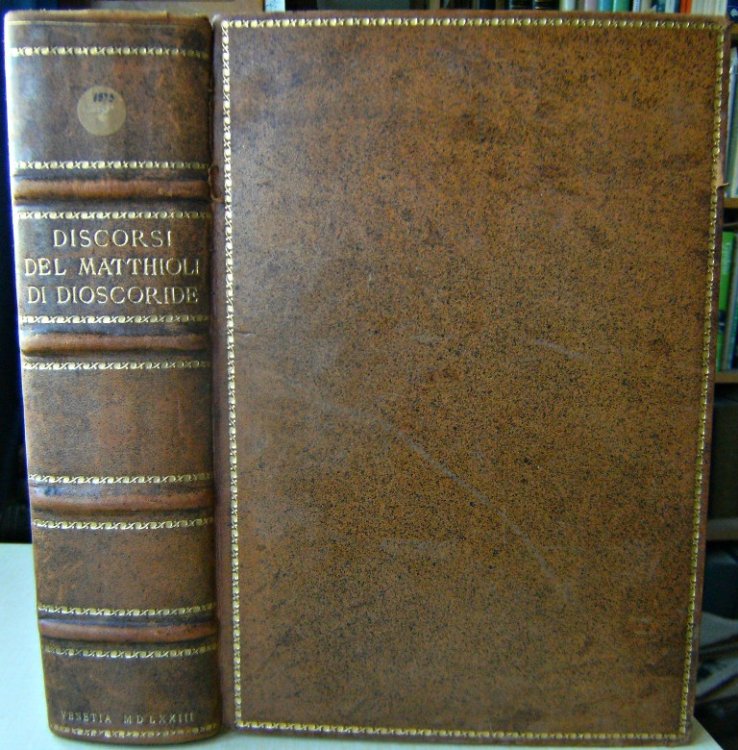 I discorsi. nelli sei libri di Pedacio Dioscoride Anazarbeo della materia Medicinale, hora di nuovo dal suo istesso autore ricorretti, & in piu di mille luoghi aumentati