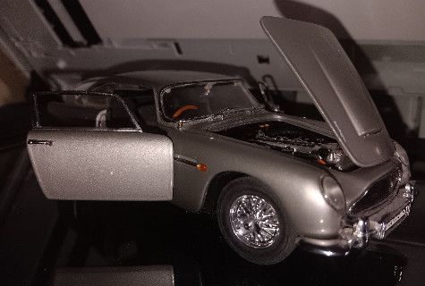 James Bond 007 Aston Martin Die Cast Car Silver Danbury