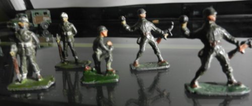 8 Metal German Soldiers 3 severely wounded